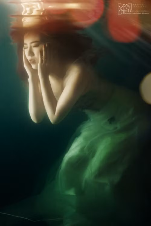 Dù trong quá khứ hay có những bộ ảnh gợi cảm, nóng bỏng nên sự trở lại với hình ảnh vô cùng chững chạc này của Phương Vy nhận được rất nhiều lời nhận xét tốt của các cư dân mạng.