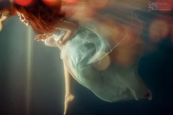 Sau khi bộ ảnh dưới nước của Phương Vy được đăng tải, rất nhiều cư dân mạng đã gửi tới cô lời khen cho bước chuyển mình của cô ca sĩ tự do này và chúc cô sẽ sớm thành công trên con đường mình đã chọn. Ảnh: Xu Kan Trương.