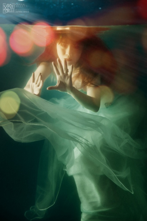 Sau một thời gian dài "mai danh ẩn tích" trong các hoạt động nghệ thuật, Phương Vy bất ngờ trở lại bằng bộ ảnh dưới nước tuyệt đẹp khiến nhiều người phải điên đảo. Ảnh: Xu Kan Trương.