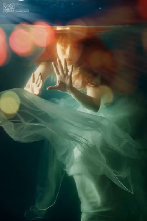 Sau một thời gian dài "mai danh ẩn tích" trong các hoạt động nghệ thuật, Phương Vy bất ngờ trở lại bằng bộ ảnh dưới nước tuyệt đẹp khiến nhiều người phải điên đảo. Ảnh: Xu Kan Trương.