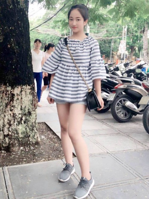 Sở hữu chiều cao không quá ấn tượng nhưng bù lại Thu Thảo lại được trời phú cho gương mặt với những nét đẹp tự nhiên. từ đôi mắt, bờ môi cho tới sống mũi, cô bạn này nhận được vô vàn những lời khen từ những người xung quanh.