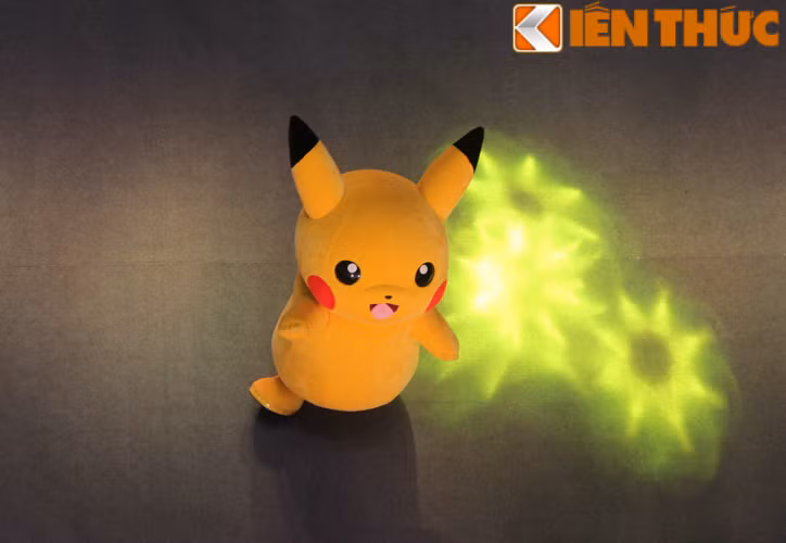 Màn nhảy múa của một chú Pikachu trên sân khấu chính của chương trình.