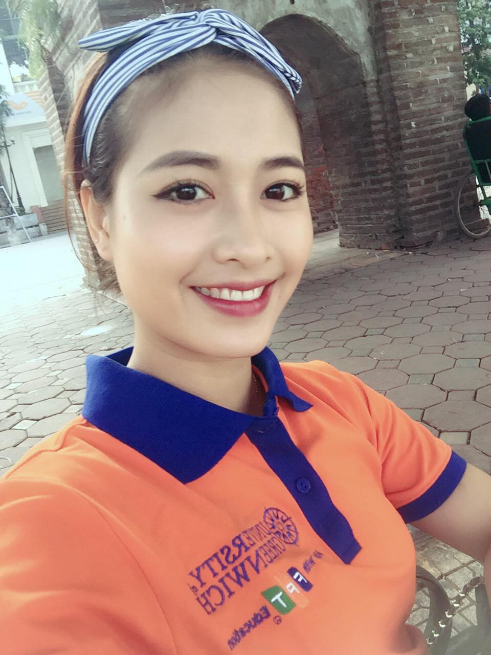 Sau khi tốt nghiệp Cao đẳng Du lịch, Thùy Linh tiếp tục đăng ký học Quản trị Kinh doanh tại một trường quốc tế. Dù biết học phí rất cao nhưng nữ sinh 9X Nam Định vẫn vẫn nỗ lực theo đuổi vì muốn có một tương lai ổn định hơn.