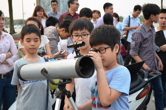Những phương pháp chế tạo ống kính viễn vọng đơn giản được các bạn trẻ lên mạng xem, mày mò chế tạo để chuẩn bị đón nguyệt thực toàn phần vào ngày 28/7 tới.