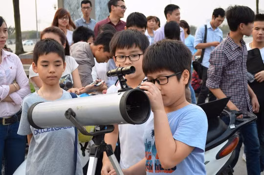 Những phương pháp chế tạo ống kính viễn vọng đơn giản được các bạn trẻ lên mạng xem, mày mò chế tạo để chuẩn bị đón nguyệt thực toàn phần vào ngày 28/7 tới.