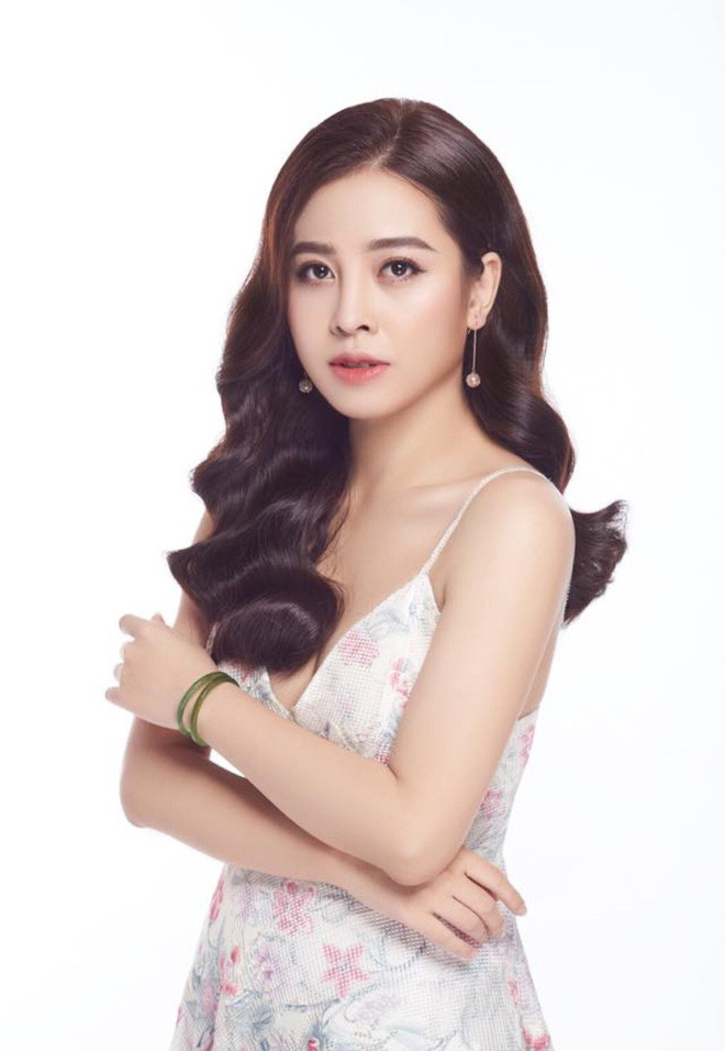 Sau khi được nhận xét có gương mặt giống hot girl Chi Pu. Cẩm Ly chia sẻ: "Mình cảm thấy rất vui, kèm theo đó là có chút bất ngờ vì được ví là bản sao một ngôi sao nổi tiếng xinh đẹp, tài giỏi và đáng yêu trong giới trẻ hiện nay. Chi Pu là thần tượng nhưng mình hy vọng mọi người biết đến một Cẩm Ly bởi tài năng, sự cố gắng chứ không phải vì ngoại hình giống người nổi tiếng."