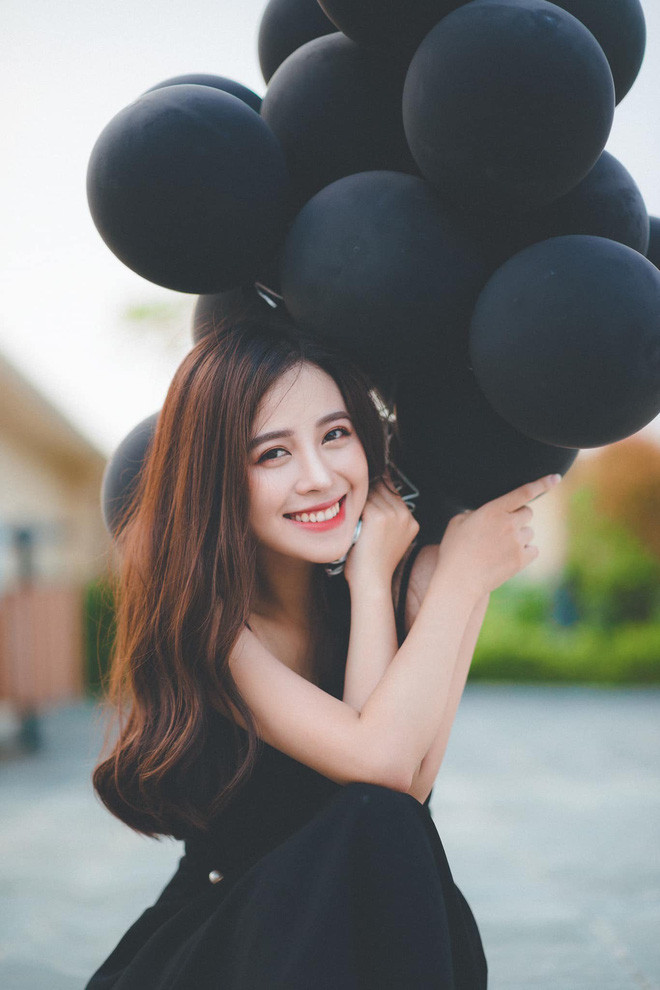 Cẩm Ly luôn được thầy cô, bạn bè yêu quý bởi sự vui vẻ, hòa đồng, thân thiện, sở hữu ngoại hình cuốn hút với nụ cười tỏa nắng.