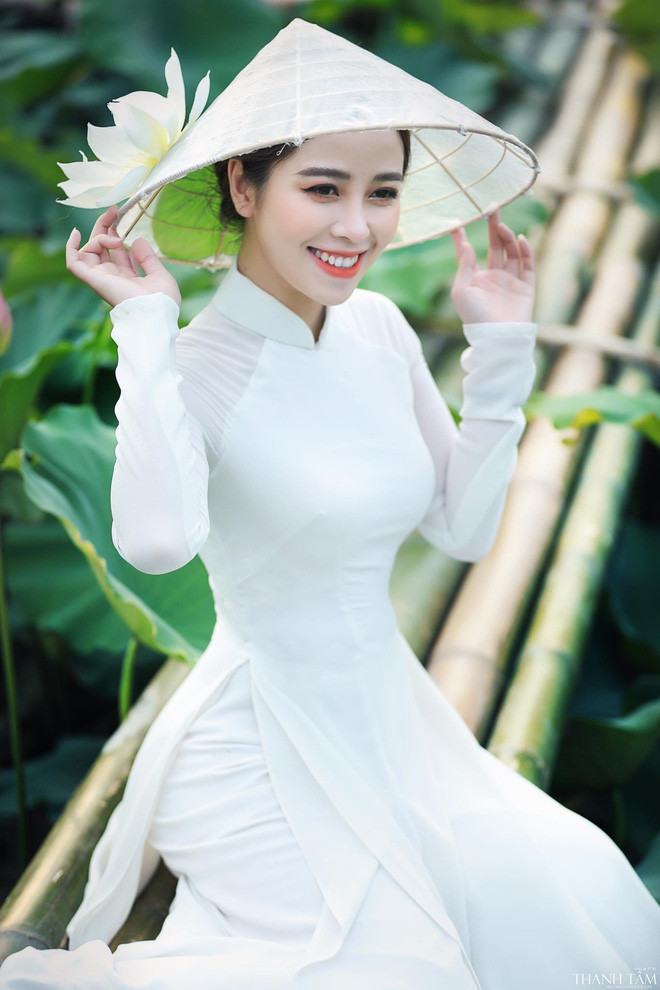 Phan Cẩm Ly - Hoa khôi Áo dài trường Đại học Khoa học Tự nhiên, Đại học Quốc gia Hà Nội, sở hữu ngoại hình sáng, gương mặt dễ thương, nụ cười toả nắng, cô bạn còn khiến nhiều người ví như "bản sao" hot girl Chi Pu.