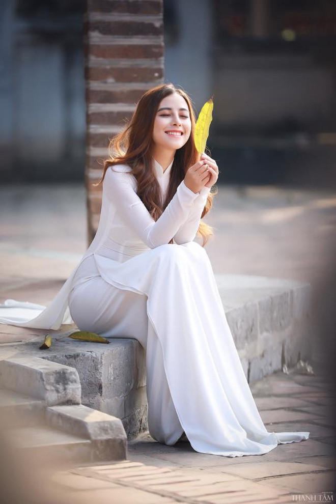 Xinh đẹp, tài năng, Phan Cẩm Ly đã xuất sắc giành 2 giải Á khôi 2 và Hoa khôi áo dài cuộc thi Miss and Mr Hus 2016. Trước đó, hot girl ĐH Quốc gia Hà Nội cũng đã lọt top 30 chung kết Hoa khôi sinh viên Hà Nội.