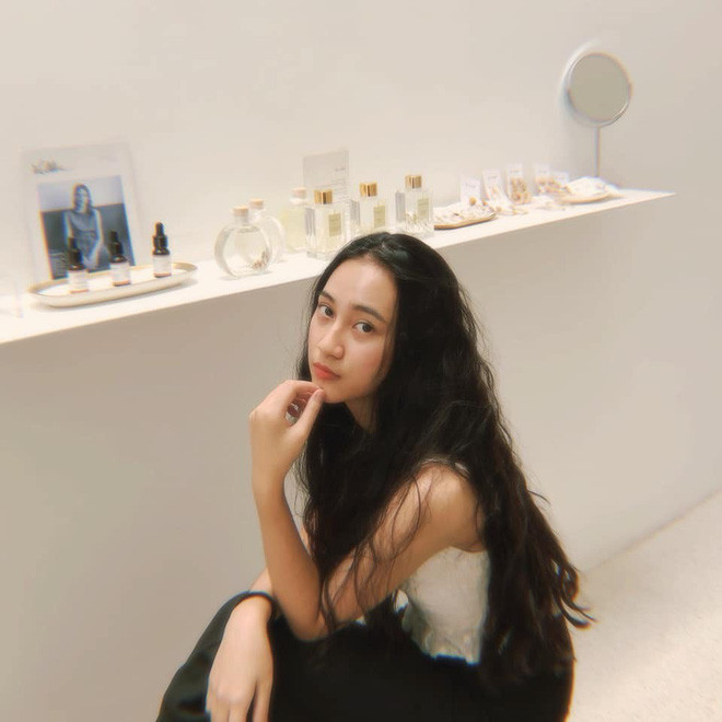 Không chỉ sở hữu tài năng học tập không phải bàn cãi, Y Vân còn có vẻ ngoài đặc biệt thu hút sự chú ý của người khác. Cô nàng có gương mặt ưa nhìn, thân hình thon gọn và đặc biệt là mái tóc dài cực nữ tính.