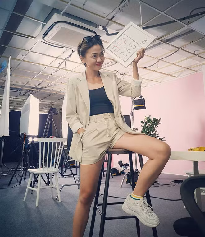 Cùng chung một mục đích đến với show truyền hình thực tế là để tìm kiếm bạn trai nhưng ai ngờ rằng hai cô gái lại "nên duyên" với nhau.