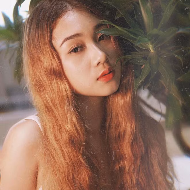 Minh Thư sinh năm 1998 và là thí sinh nhỏ tuổi nhất tại chương trình hiện đang là sinh viên ngành PR và truyền thông tại trường Đại học Văn Lang. Sở hữu ngoại hình bắt mắt nên con bạn này còn tham gia làm người mẫu ảnh và có hơn 22.000 người theo dõi trên trang cá nhân.