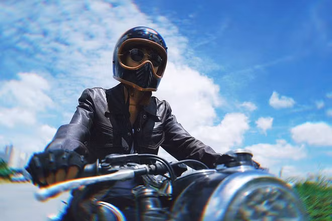 Cô nàng Minh Như cũng đăng ảnh cool ngầu với caption đầy ẩn ý: "Cả đời này muốn sống thành kiểu con gái trong lòng các anh trai. Ngờ đâu lại trở thành anh trai trong lòng các cô gái".