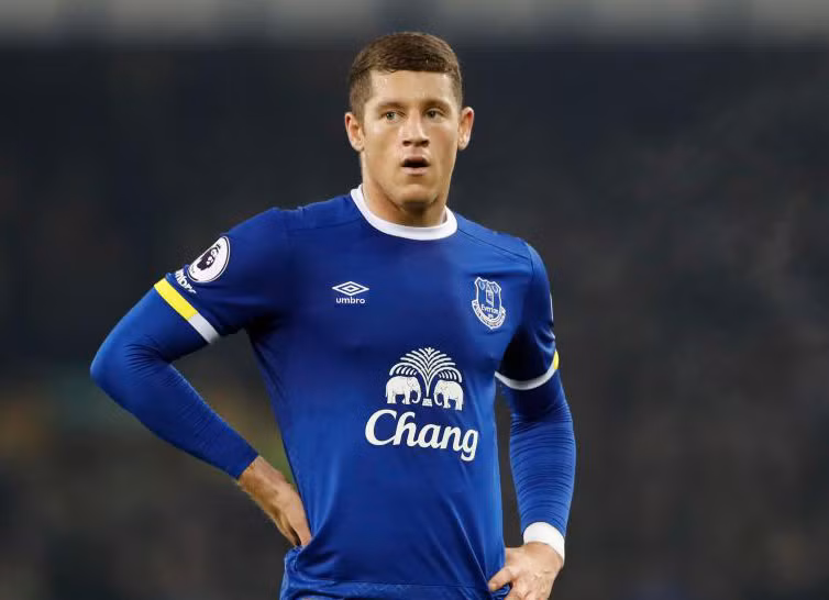 Xác nhận Barkley rời Everton: HLV Ronald Koeman xác nhận Ross Barkley đã từ chối kí HĐ mới với Everton và sẽ rời sân Goodison Park trong phiên chợ Hè năm nay. Đây là lý do khiến The Toffees sẵn sàng chi đậm để sở hữu tiền vệ Gylfi Sigurdsson của Swansea. Ảnh: Mirror