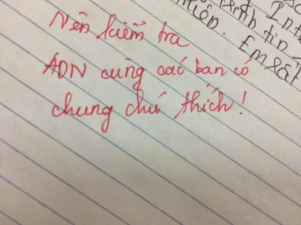 Dù thi thoảng mới xuất hiện nhưng những bức ảnh chụp lại bài kiểm tra đính kèm những lời phê "độc đáo", ngộ nghĩnh, luôn được dân mạng bấm like nhiệt tình.