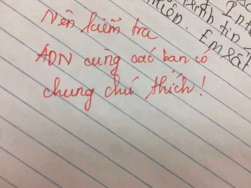 Dù thi thoảng mới xuất hiện nhưng những bức ảnh chụp lại bài kiểm tra đính kèm những lời phê "độc đáo", ngộ nghĩnh, luôn được dân mạng bấm like nhiệt tình.