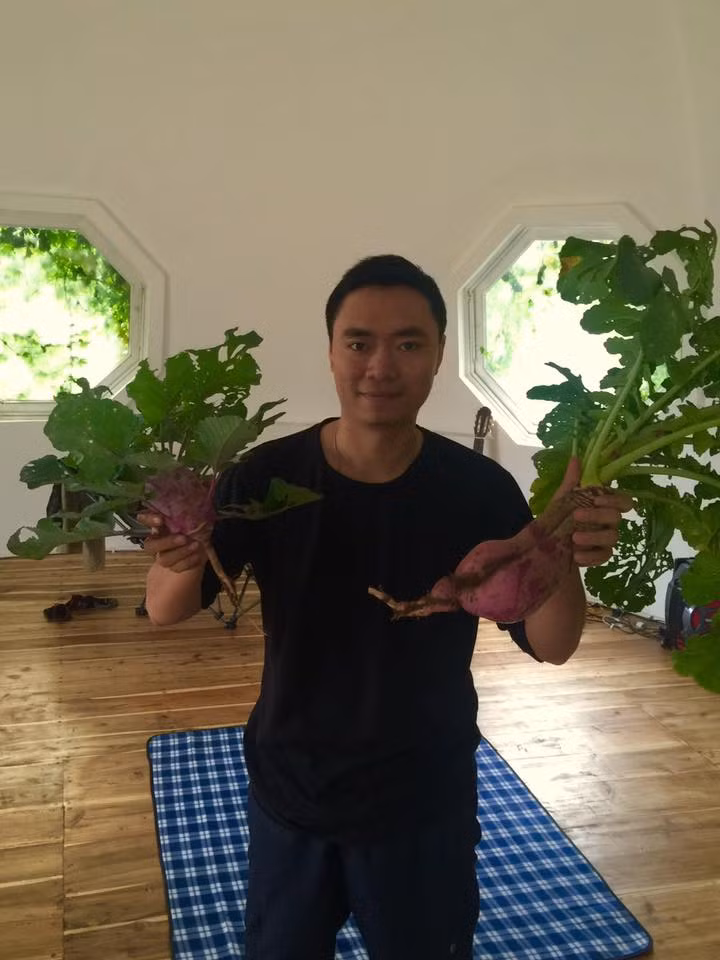 Chia sẻ với PV Kiến Thức, anh Ngọc Quỳnh cho biết từng giữ nhiều chức vụ quan trọng tại các công ty truyền thông lớn ở Hà Nội, nhưng vì yêu cuộc sống tự do và thích làm đồ handmade nên anh đã chọn một mảnh đất ở ngoại thành để gây dựng cho mình một cuộc sống an nhàn với vườn rau, áo cá. Cũng chính thu nhập kiếm được từ những thứ nông sản đó đã giúp anh thỏa mãn đam mê du lịch của mình. Ảnh: NVCC.