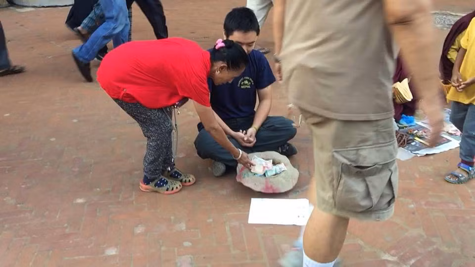 Hành động là của anh Ngọc Quỳnh khiến anh trở thành hiện tượng lạ ở đây và sau khi cho người khác, anh nhận được càng nhiều hơn. Những "đồng nghiệp" ăn xin khác của anh cảm thấy lạ lẫm và rất nhiều người đứng vây quanh anh khiến "nơi hành nghề" hết sức đông đúc.