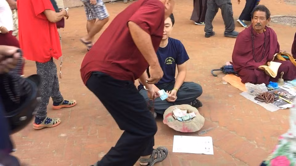 Anh Quỳnh cho rằng những người ăn xin xung quanh chỉ được trung bình 5-20 rubi trong khi anh được cho từ 5-200 rubi. Và sau khi đã có kha khá tiền, anh bắt đầu vẫy những người ăn xin xung quanh sau đó cho họ tiền.