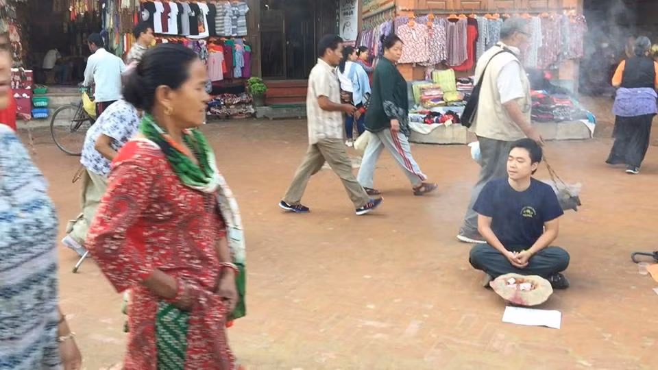 Để thử xem lời đồn Nepal là đất nước giàu tình cảm nhất thế giới liệu có đúng, anh chàng 32 tuổi người Việt này đã xuống phố và đóng giả là người ăn xin. Đạo cụ để anh Ngọc Quỳnh vào vai đó là một chiếc mũ bên trong có 15 tờ 5 rubi (tương đương 15 nghìn VNĐ) làm mồi, bên cạnh đó là tờ giấy để trước mặt với dòng chữ bằng tiếng Anh "Im Happy. Take if you sad. Give if you happy".