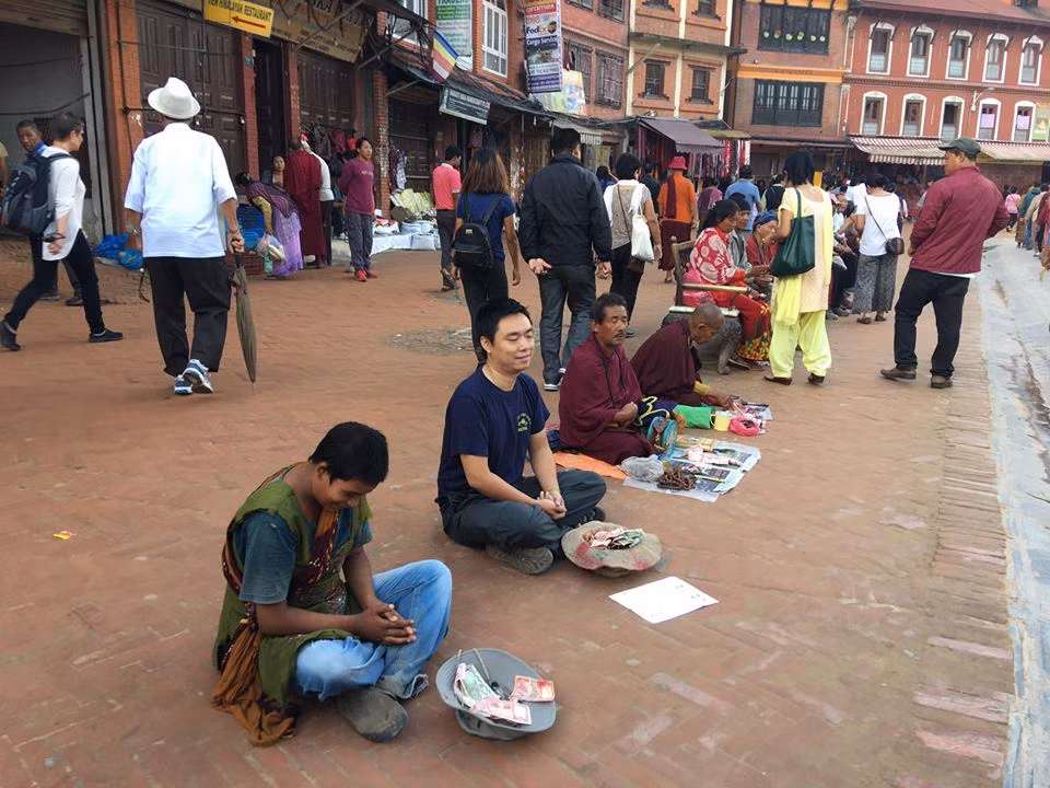 Số tiền mà anh nhận được sau khi đóng giả ăn xin được phân phát phần lớn cho những người ăn xin khác trong khu vực, anh giữ lại một phần nhỏ mua đồ lưu niệm để ghi lại kỉ niệm đóng giả ăn xin của mình.