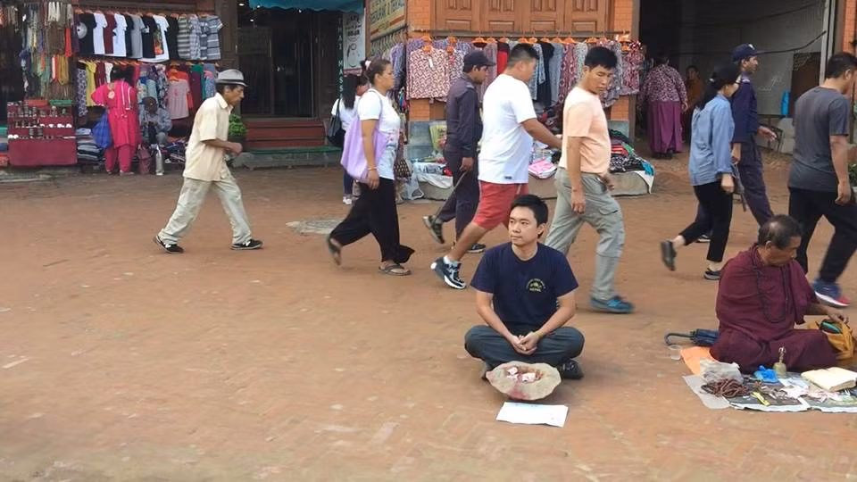 Chàng trai Việt Nam có hành động ăn xin thử lòng người bản xứ này có tên Nguyễn Ngọc Quỳnh (SN 1984) tại Hà Nội, hiện đang kinh doanh vật phẩm handmade sáng tạo mang tên Tomobio trên mạng xã hội. Trong một chuyến lang thang phiêu bạt trên sườn Himalaya, anh chàng này đã dừng chân tại đất nước nghèo Nepal, nơi được mệnh danh là đất nước giàu tình cảm nhất thế giới.