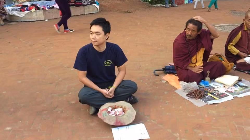 Mới đây, dân mạng Việt không ngừng chia sẻ bộ ảnh của chàng trai 8X Việt giả ăn xin để thử lòng người dân bản xứ Nepal và đã nhận lại bài học quý giá về tình người trên đất bạn trong một lần lang thang phiêu bạt trên sườn của dãy núi cao nhất thế giới Himalaya.