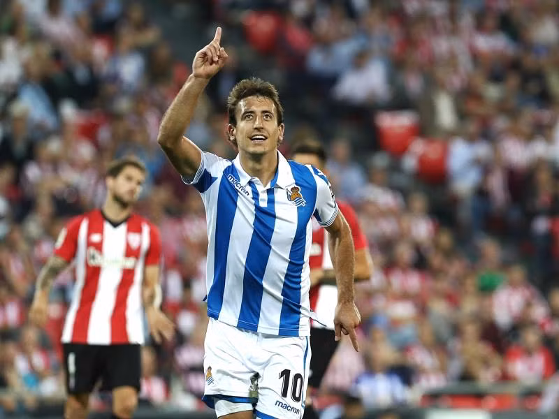 Theo TEAMtalk, Man City đang rất quan tâm đến Mikel Oyarzabal, sao trẻ được xem là trụ cột của Real Sociedad suốt 2 mùa giải vừa qua. Đây là gương mặt vừa cùng đội U21 Tây Ban Nha vô địch giải U21 Châu Âu 2019.
