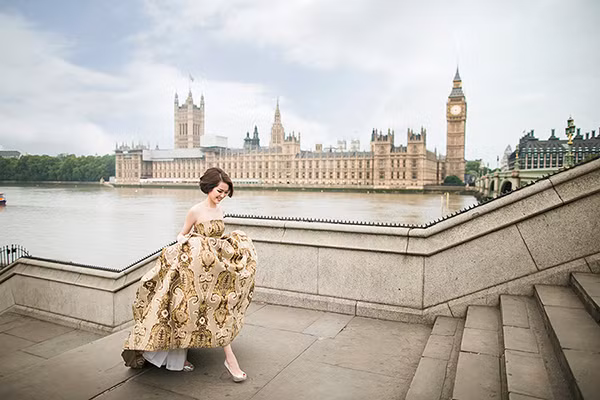 Trước hôn lễ, cặp đôi đã có một chuyến đi lãng mạn tới những thành phố đẹp nhất của châu Âu để thực hiện bộ ảnh cưới lộng lẫy, đẹp như mơ.