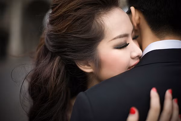 Karen chia sẻ kinh nghiệm giữ vẻ đẹp rạng rỡ trong cả chuyến đi dài là uống thật nhiều nước và ngủ bất cứ lúc nào có thể.