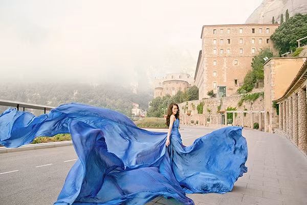 Mới đây, nhiều người mà đặc biệt là các cặp đôi sắp cưới cảm thấy ghen tỵ với cô dâu người Indonesia là Karen khi cô tiết lộ rằng cô vừa có chuyến sang châu Âu để chụp bộ ảnh cưới với 6 vali áo cưới.