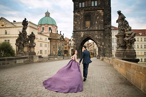 Karen không mang nhiều quần áo đi chơi bình thường mà chỉ tập trung chọn các bộ váy dạ hội lộng lẫy, vì cô cho rằng những chiếc váy cầu kỳ sẽ hợp với kiến trúc đẹp ở châu Âu. Ngoài ra, ngày nào cũng chụp ảnh cưới nên cặp đôi sẽ không có nhiều thời gian khám phá các thành phố như khách du lịch, vì vậy nên hạn chế đồ mặc thường ngày để giảm tối đa hành lý.