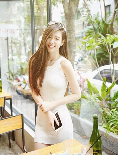 Chia sẻ với nhiều người bí quyết để có thân hình đẹp, Carrie nói rằng cô thường xuyên chạy bộ, tập yoga để giữ dáng đồng thời giải tỏa áp lực. Dù có thân hình đẹp nhưng cô nàng xứ Đài Loan này không cố ăn kiêng để ép cân mà chú trọng ăn thực phẩm sạch, không ăn đồ ngọt hay đồ chế biến sẵn.