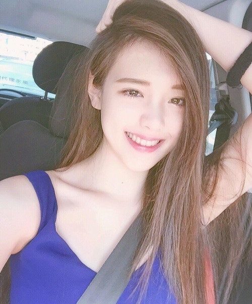 Đặc biệt, điểm nhấn khiến Carrie khiến người đối diện bị đánh gục đó là nụ cười mê hồn với hàm răng đều thẳng tắp của cô.