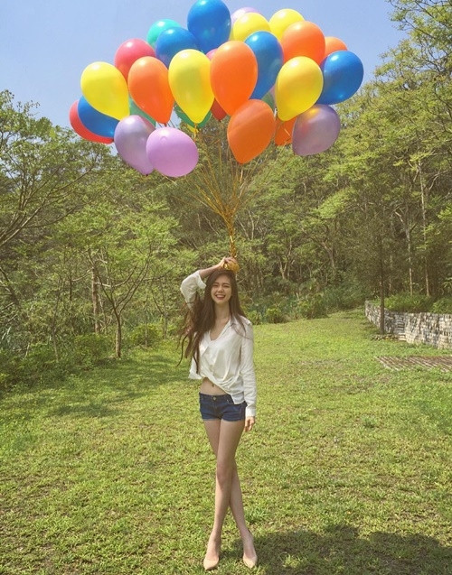 Với nhan sắc xinh đẹp, tỏa sáng của mình, Carrie nhanh chống thu hút nhiều sự chú ý của mọi người và trở thành cái tên được tìm kiếm mỗi ngày trên mạng xã hội.