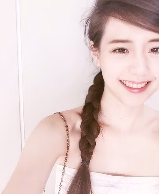 Bằng nhan sắc đẹp "hoa hờn, nguyệt thẹn" của mình, cô nàng xinh đẹp xứ Đài khiến dân mạng từ Đài Loan, đến Nhật Bản rồi cả châu Á đổ rầm rầm.