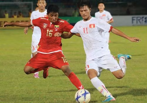 U19 Việt Nam dồn lên tấn công sau tiếng còi khai cuộc của trọng tài.