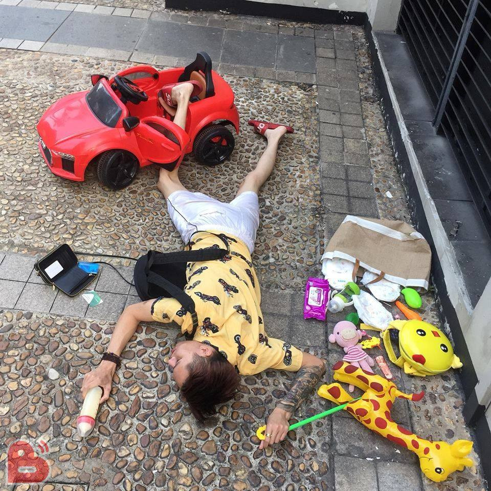 Theo phiên bản gốc của trào lưu này, người tham gia sẽ chụp hình trong tư thế ngã úp mặt khi bước ra từ những xe hơi sang trọng, bên cạnh họ là các món đồ hiệu rơi lộn xộn trên mặt đất.