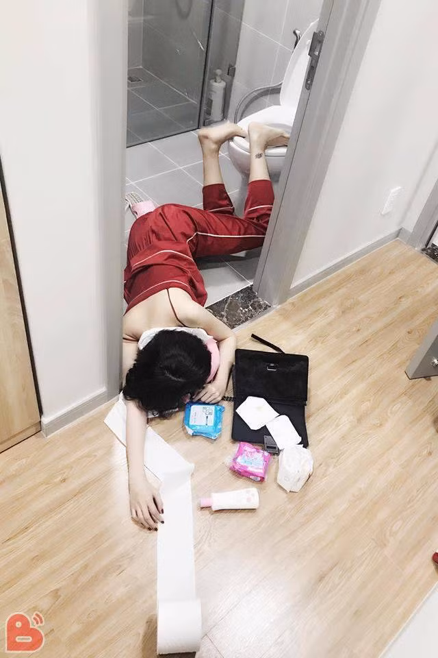 Ngoài thực hiện thử thách Falling Stars một mình, nhiều nhóm bạn thể hiện sự ăn ý trong các bức ảnh ngã sấp mặt tập thể.