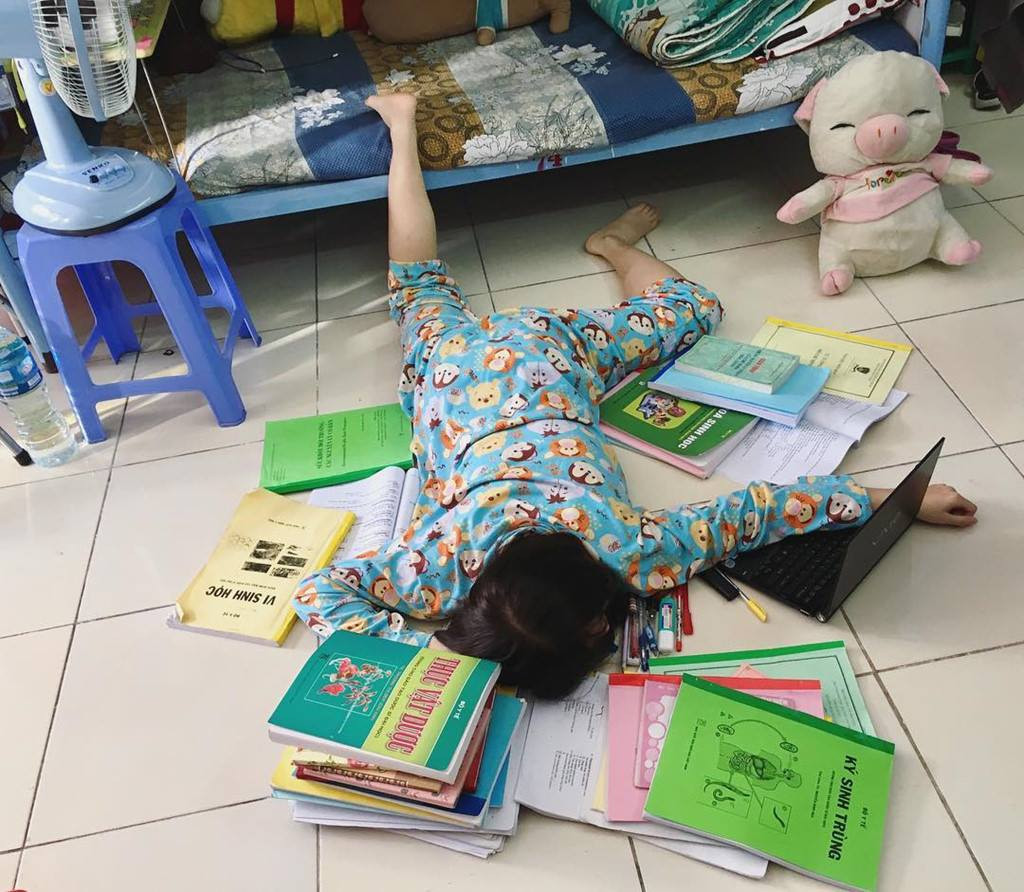 Học sinh ngã sấp mặt vì sách vở.
