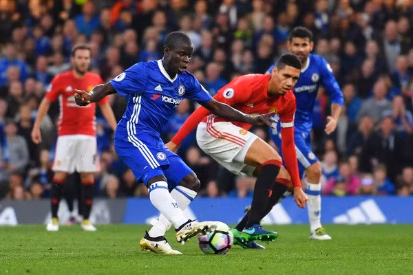 Nếu MU hoặc Liverpool rước được "thần tài" N'Golo Kante của Chelsea về thì kiểu gì cũng sẽ ẵm danh hiệu Premier League.