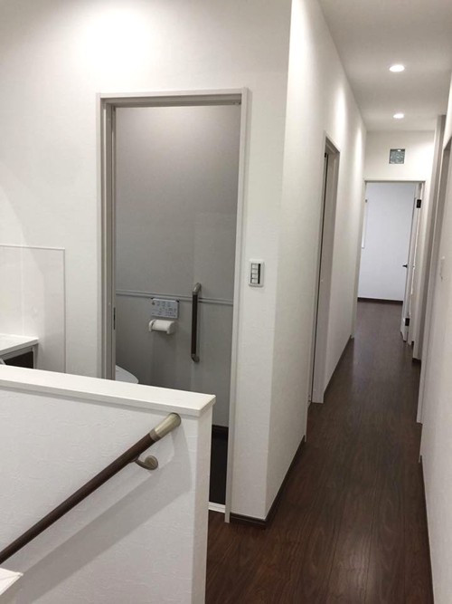 "Gia đình tôi chuyển nhà hôm 26/11, vào một ngày nắng đẹp. Chuyển xong, trời đổ mưa giông", chị Ánh kể.