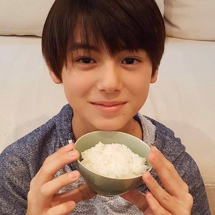 Không chỉ làm người mẫu, Alex cũng tích cực hoạt động trong các lĩnh vực khác như đóng phim. Chàng hoàng tử lai gốc Nhật Bản này đã tham gia vào bộ phim truyền hình Hana Nochi với vai diễn Kaguragi Haruto lúc nhỏ