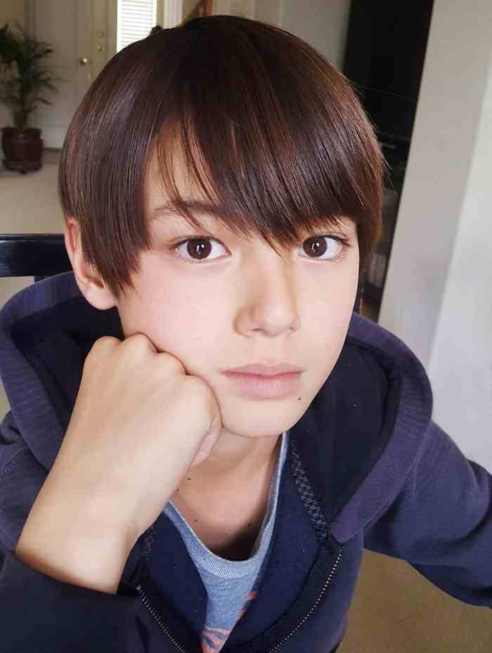 Trong phim, cậu cũng thử sức mình với việc chơi đàn violin. Thần thái cuốn hút giữa hai dòng máu Á - Âu giúp cậu phù hợp hơn với vai diễn một cậu con trai của gia đình quyền quý.