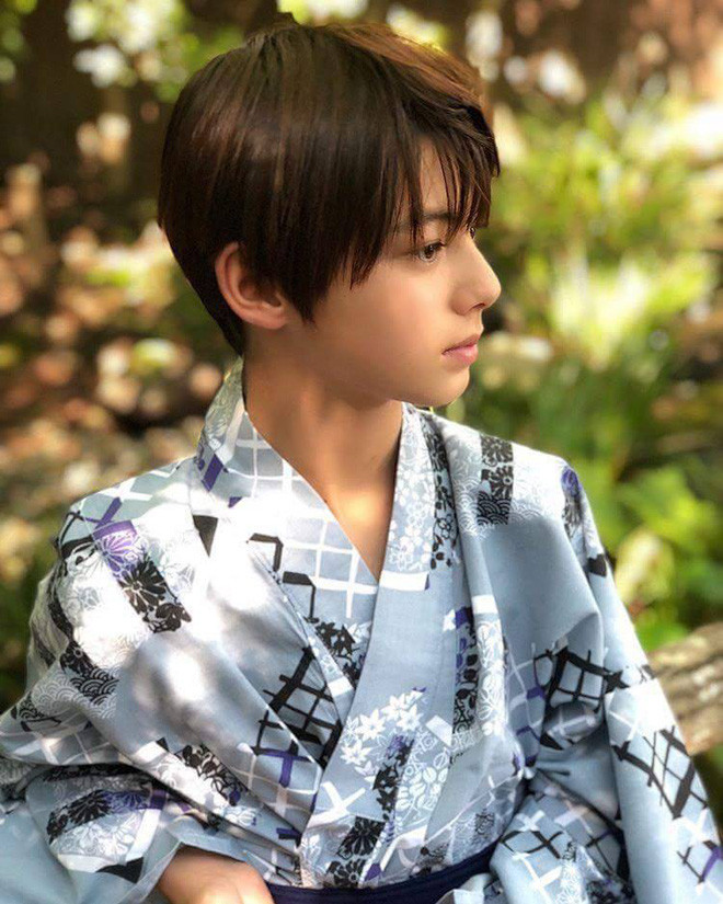 "Hoàng tử lai" được nhắc tới đó là Alex Shou (11 tuổi, Los Angeles, Mỹ). Cậu bé này sở hữu vẻ đẹp ngọt ngào giữa hai dòng máu Đức và Nhật.