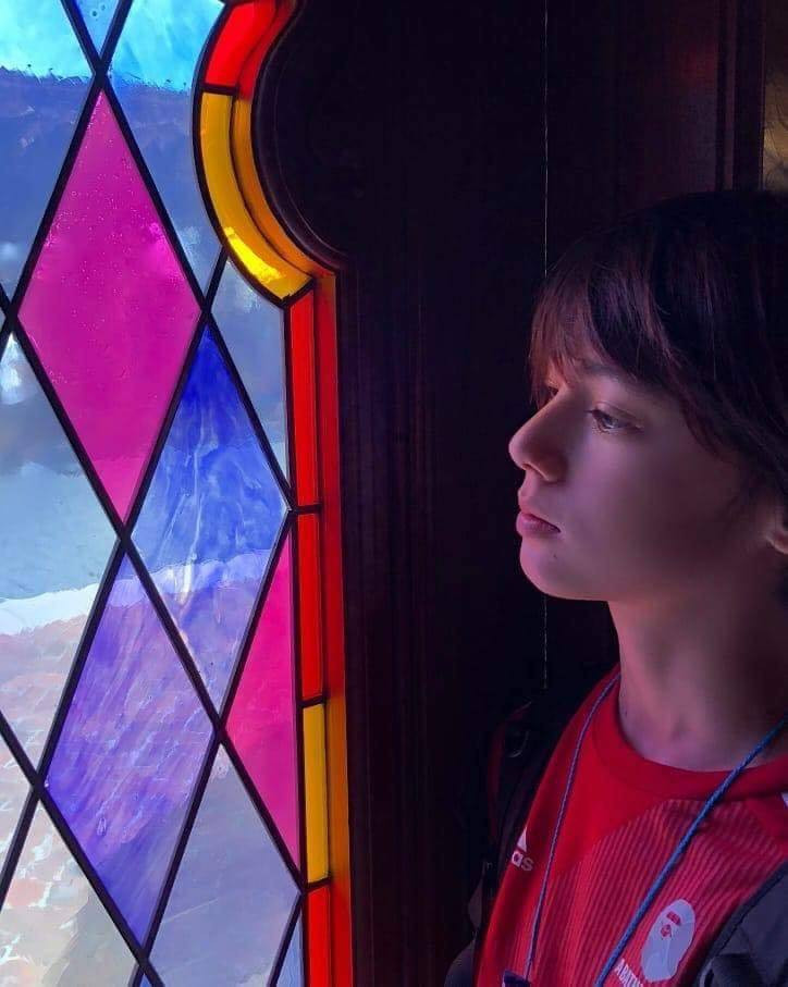 Gây chú ý tại buổi trình diễn bộ sưu tập xuân - hè The 26th Tokyo Girls Collection 2018 của hãng Minavi, Alex có bước tiến đầu tiên trong sự nghiệp. Nhìn thần thái và cách bước đi tự tin trên sàn diễn, cậu bé hứa hẹn sẽ là người mẫu xuất sắc trong tương lai.