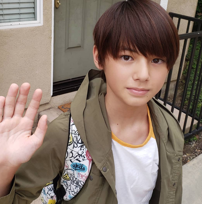 Sau thông tin debut, ngoại hình đẹp nổi bật giúp Alex lập tức được báo giới đưa tin và công chúng chú ý số lượt theo dõi trên Instagram của Alex cũng tăng lên đột biến. Hiện tại, Instagram của Alex có hơn 344.000 theo dõi.