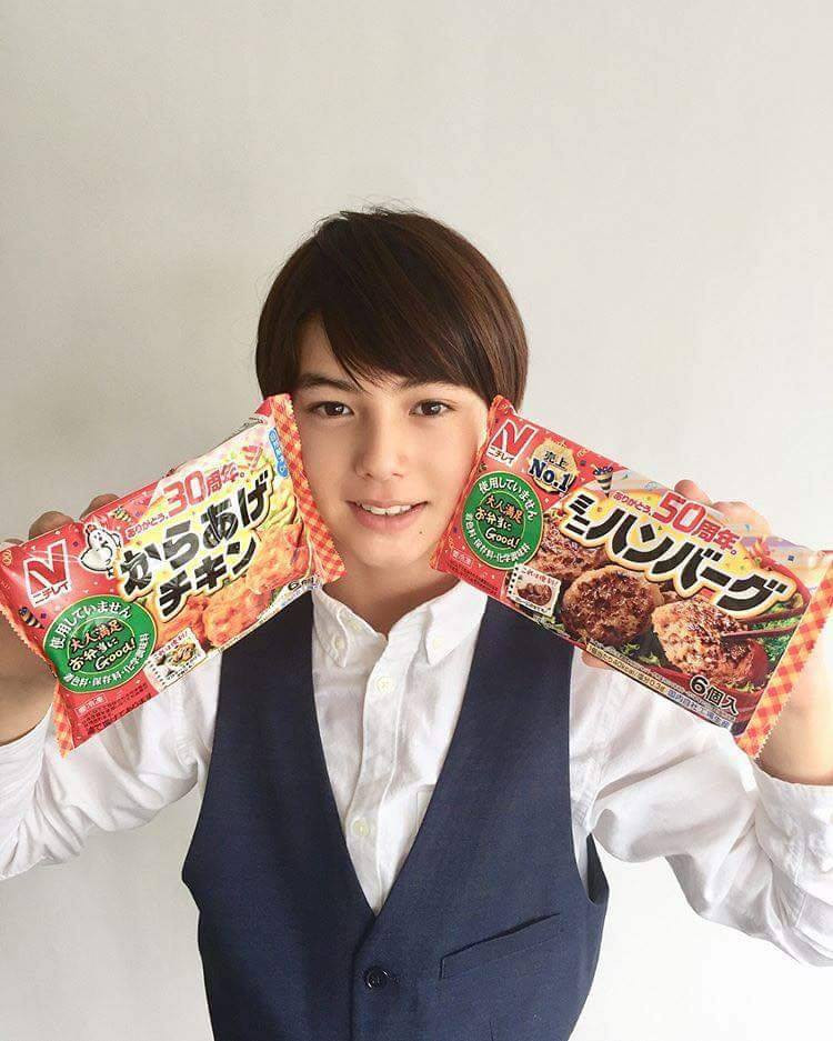 Sinh ra và lớn lên ở Mỹ, Alex Shou chính thức tham gia vào ngành giải trí của Nhật Bản vào đầu tháng 3 năm nay. Hiện tại, Instagram của cậu "hoàng tử con lai" này dù để chế độ riêng tư, vẫn thu hút hàng trăm nghìn lượt theo dõi.