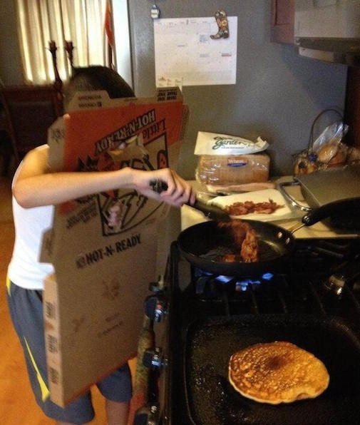 Bên cạnh những hình ảnh, nhiều anh em còn chia sẻ câu chuyện vào bếp của mình như: " Vợ vắng nhà, con lại bé, việc không đến tay anh thì biết đùn đẩy cho ai. Thế là a lê hấp, các anh nghĩ ra đủ cách để "chiến đấu" với cái bếp, gọi đầy đủ chiến hữu đồng bọn cùng đến giúp, nhưng hậu quả và "dư chấn" để lại xem chừng quá là hãi hùng".