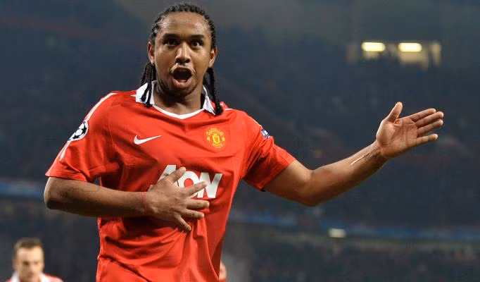 Được đánh giá là một tài năng trẻ triển vọng hàng đầu Nam Mỹ, Anderson đã gia nhập M.U với mức giá khá cao 26 triệu bảng. Song đóng góp của anh tại CLB lại không được như những sự kỳ vọng của BLĐ M.U cũng như các CĐV Quỷ đỏ.